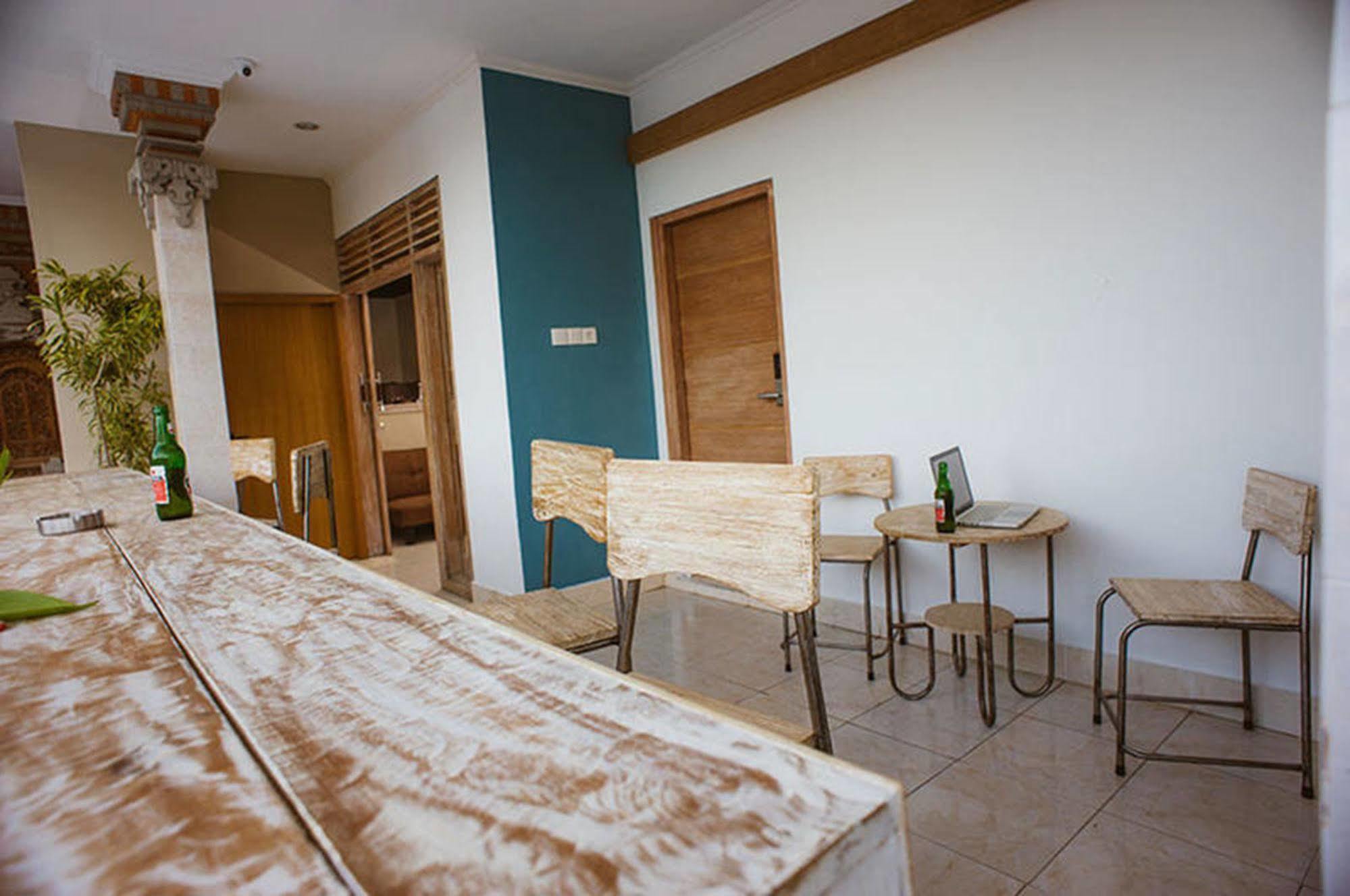 Bedplus Backpacker Kuta Legian Buitenkant foto