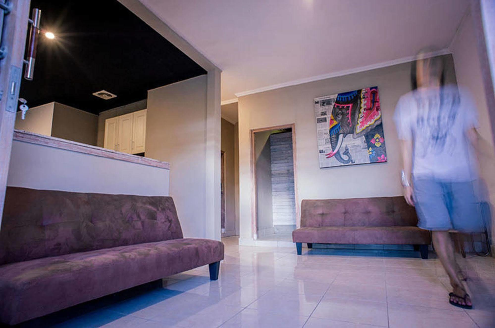 Bedplus Backpacker Kuta Legian Buitenkant foto