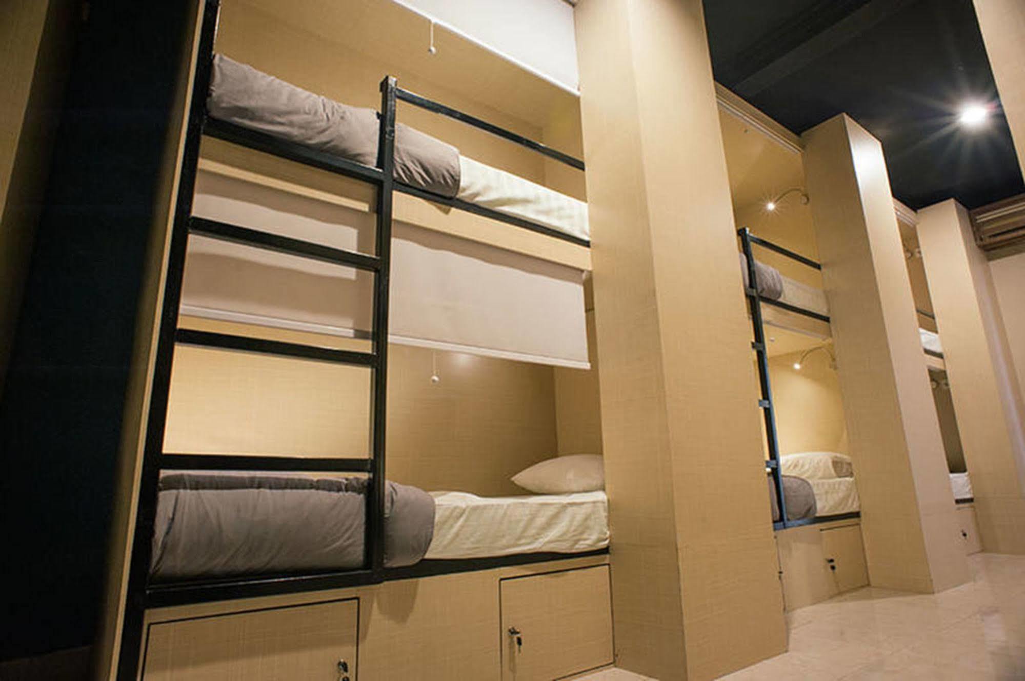 Bedplus Backpacker Kuta Legian Buitenkant foto