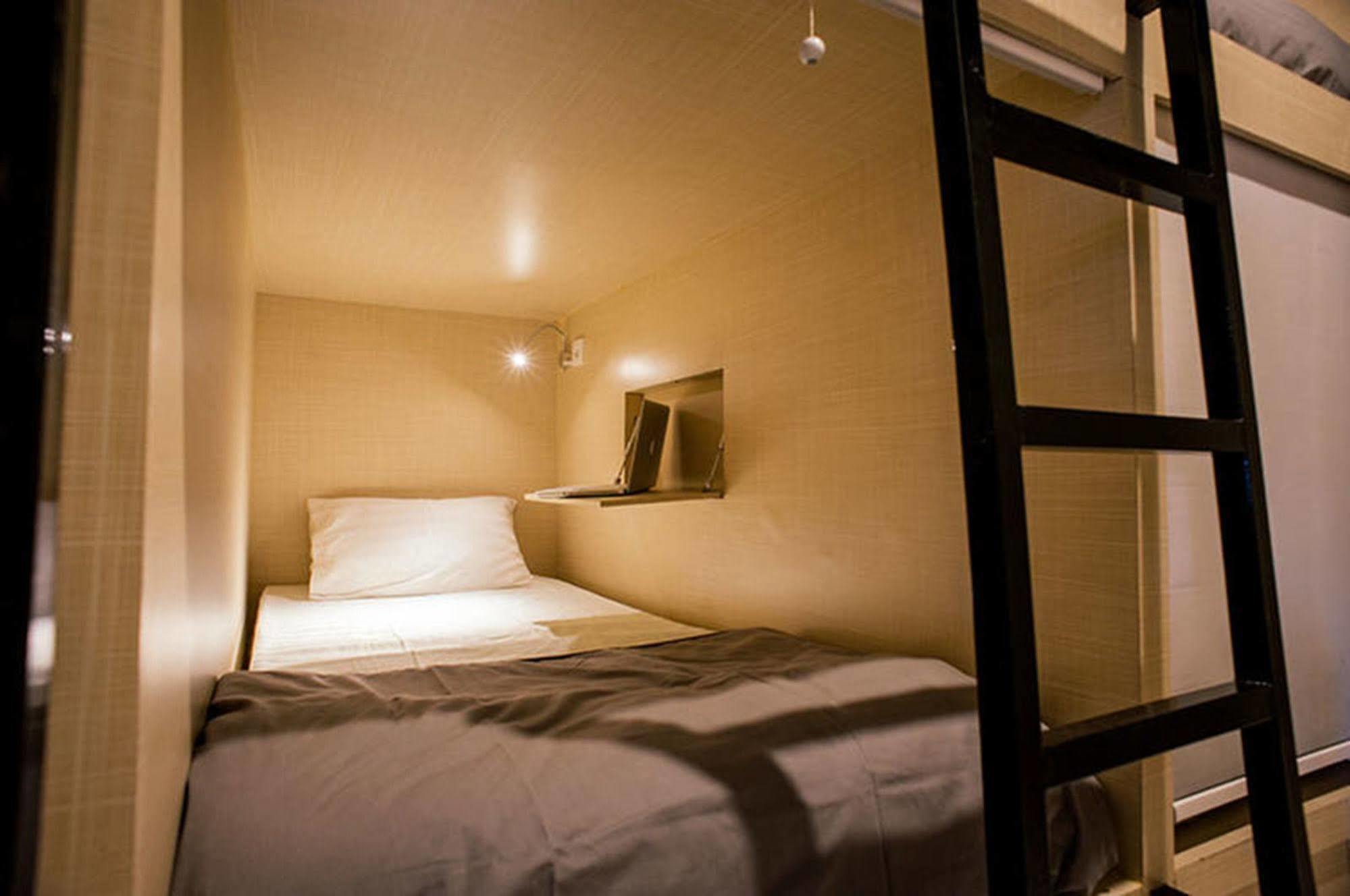 Bedplus Backpacker Kuta Legian Buitenkant foto