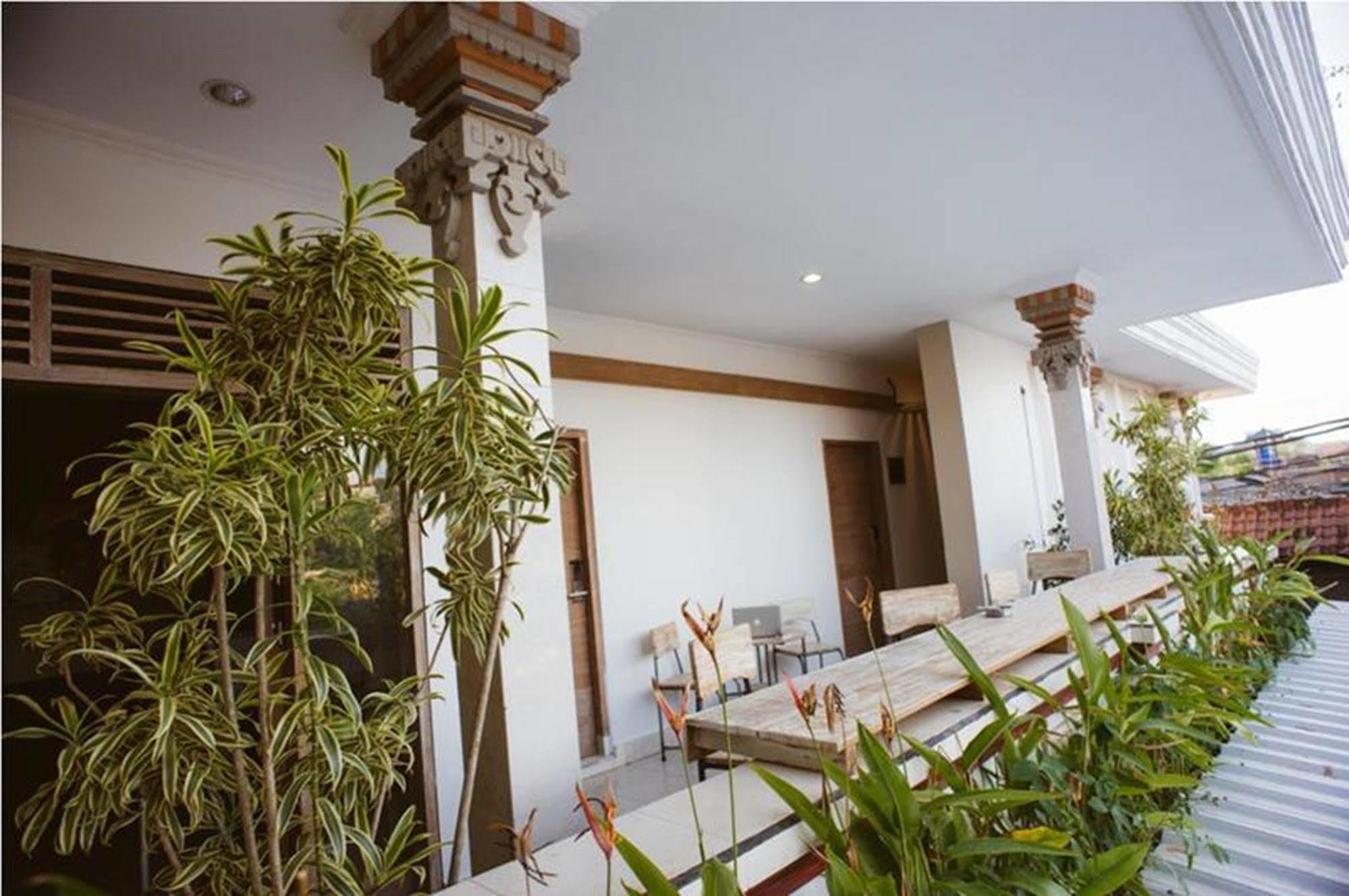 Bedplus Backpacker Kuta Legian Buitenkant foto