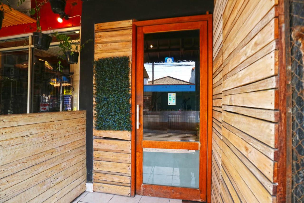 Bedplus Backpacker Kuta Legian Buitenkant foto